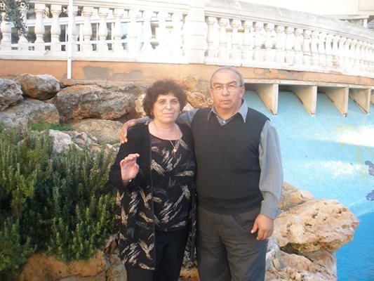 Заедно със съпруга си Марин Гошка живее в имение в Мадрид