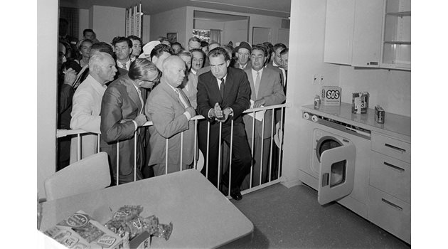 До 7 години ще ви изпреварим, можем само да ви съжаляваме, казва Хрушчов (вляво) на Никсън по време на кухненския дебат.