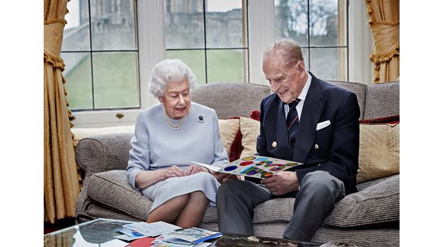 Последната официална снимка на принц Филип е от 17 ноември 2020 г. с кралица Елизабет в замъка Уиндзор.