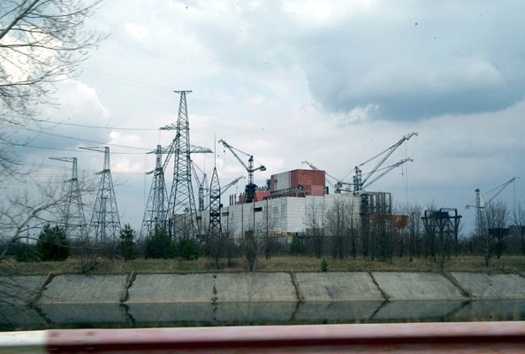 Така изглеждаше чернобилската АЕЦ 20 години след тежкия инцидент в атомната централа. СНИМКА: ПИЕР ПЕТРОВ