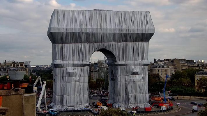 Опакованата Триумфална арка на живо - една сбъдната мечта на 60 години