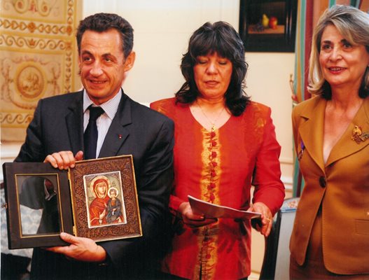 Никола Саркози с иконата, подарена му от българските медицински сестри