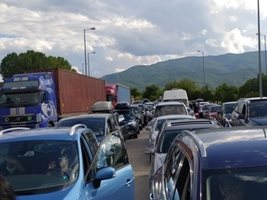 2-3 км колона от автомобили на граничния пункт с Гърция