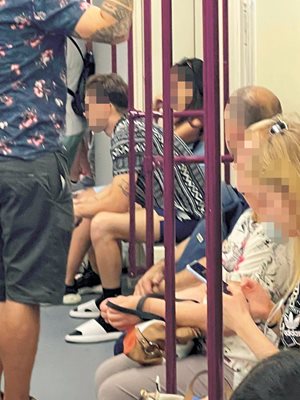 Млад мъж в метрото, вероятно набързо е излязъл от дома си и е забравил да си смени домашните джапанки с обувки.