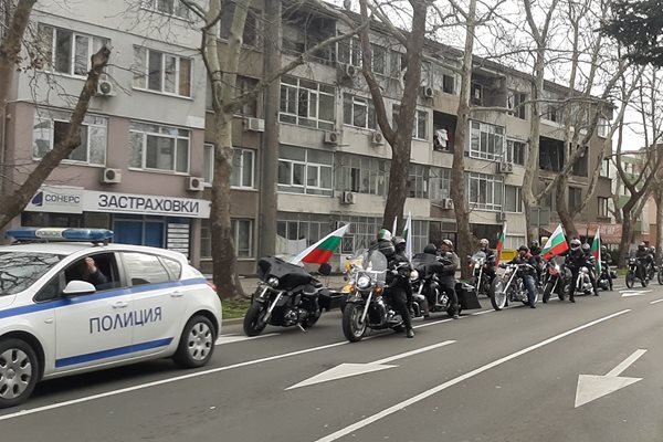 Полицаи спираха движението по бургаските улици докато шествието с мотори и коли се изтегляше от града към Българово. Снимка: Тони Щилиянова