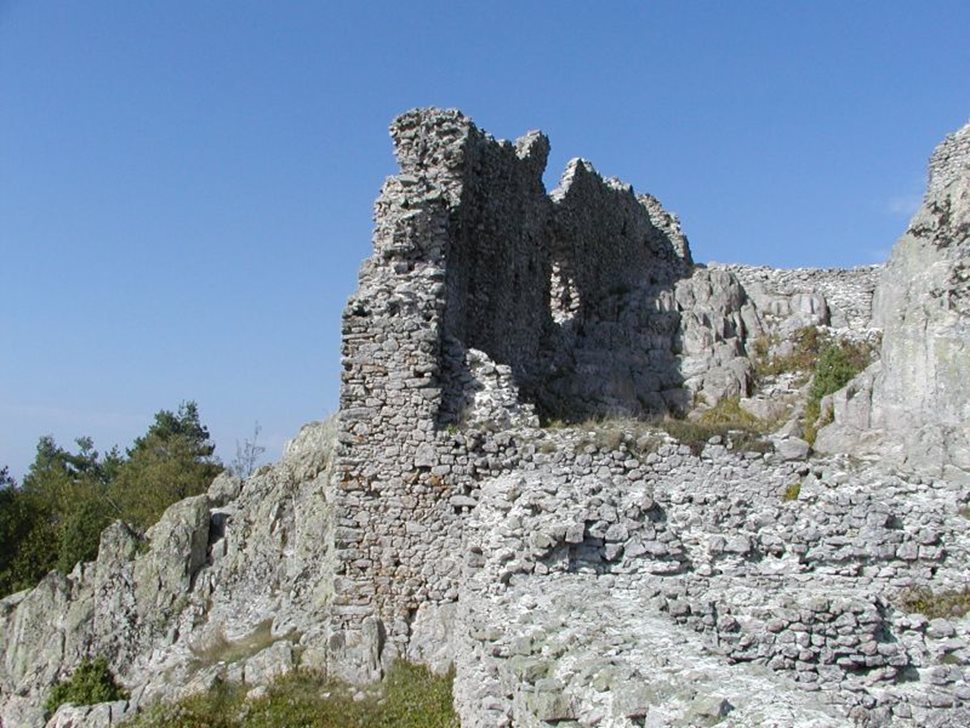 Устра е името на една от най-добре запазените крепости в Родопите.
