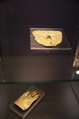 Златна погребална маска и златна пластина с форма на ръка с пръстен са част от находките, открити при некропола.