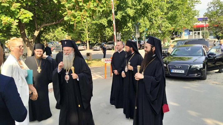 Митрополитите Николай и Арсений пристигнаха заедно за освещаването на параклиса "Свети Лука". Управителката на ДКЦ–V Яна Кашилска ги посрещна.