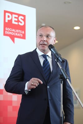 Сергей Станишев ще бъде преизбран за лидер на ПЕС след месец.