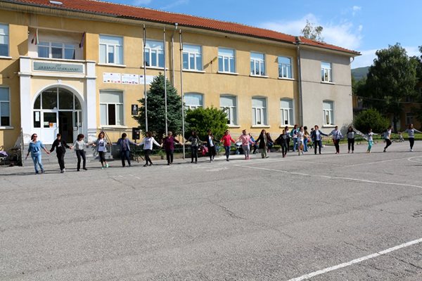 Това е училището в Златица, за ремонта на което са потънали 1 млн. лв.