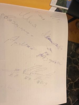 Манолова размаха албум с автограф от Назарян, написан лично от него в нейна чест