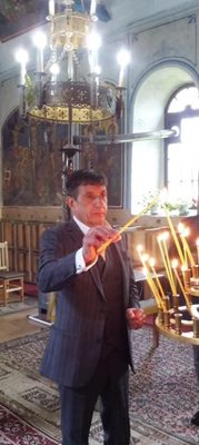Георги Мараджиев пали свещ в собствения си параклис на Гергьовден.