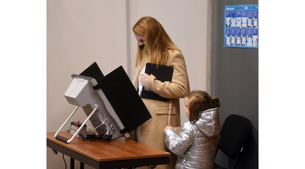 Жена гласува с машина. 