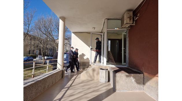 В кърджалийския съд Бейсим Салиф беше докаран от ареста в Хасково, където срещу него също се води дело. СНИМКА: НЕНКО СТАНЕВ
