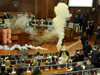 Поредни атаки със сълзотворен газ в парламента в Прищина днес