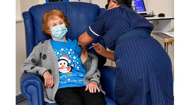 90-годишната Маргарет Кийтън се ваксинира. 