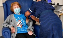 Маргарет Кийтън взе първата ваксина като подарък за 91-ия си рожден ден