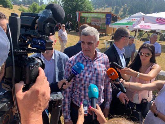 Янев говори пред журналистите на поляните над родопското село Гела, където днес се провежда националното гайдарско надсвирване. Снимки Авторът