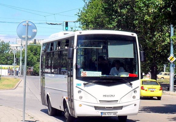 Аварията променя маршрутите на 3 автобуса.