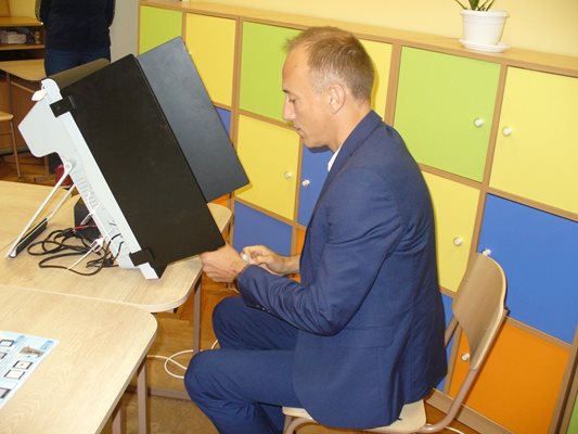 Водачът на листата на ГЕРБ-СДС Красимир Вълчев предпочете за гласува в Стара Загора.
Снимка: Ваньо Столиов
