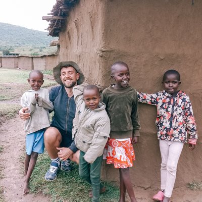 Иван Панайотов с децата от племето масаи