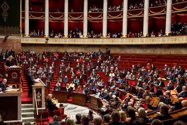 Френското правителство оцеля и при двата вота на недоверие Снимка: Ройтерс