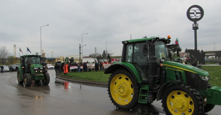 Зърнопроизводители организираха и днес протест край ГКПП "Дунав мост" при Русе
СНИМКА: Русе Медиа