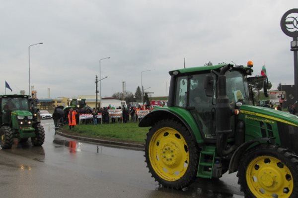Зърнопроизводители организираха и днес протест край ГКПП "Дунав мост" при Русе
СНИМКА: Русе Медиа