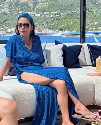 Катрин Зита-Джоунс релаксира на яхта до остров Капри