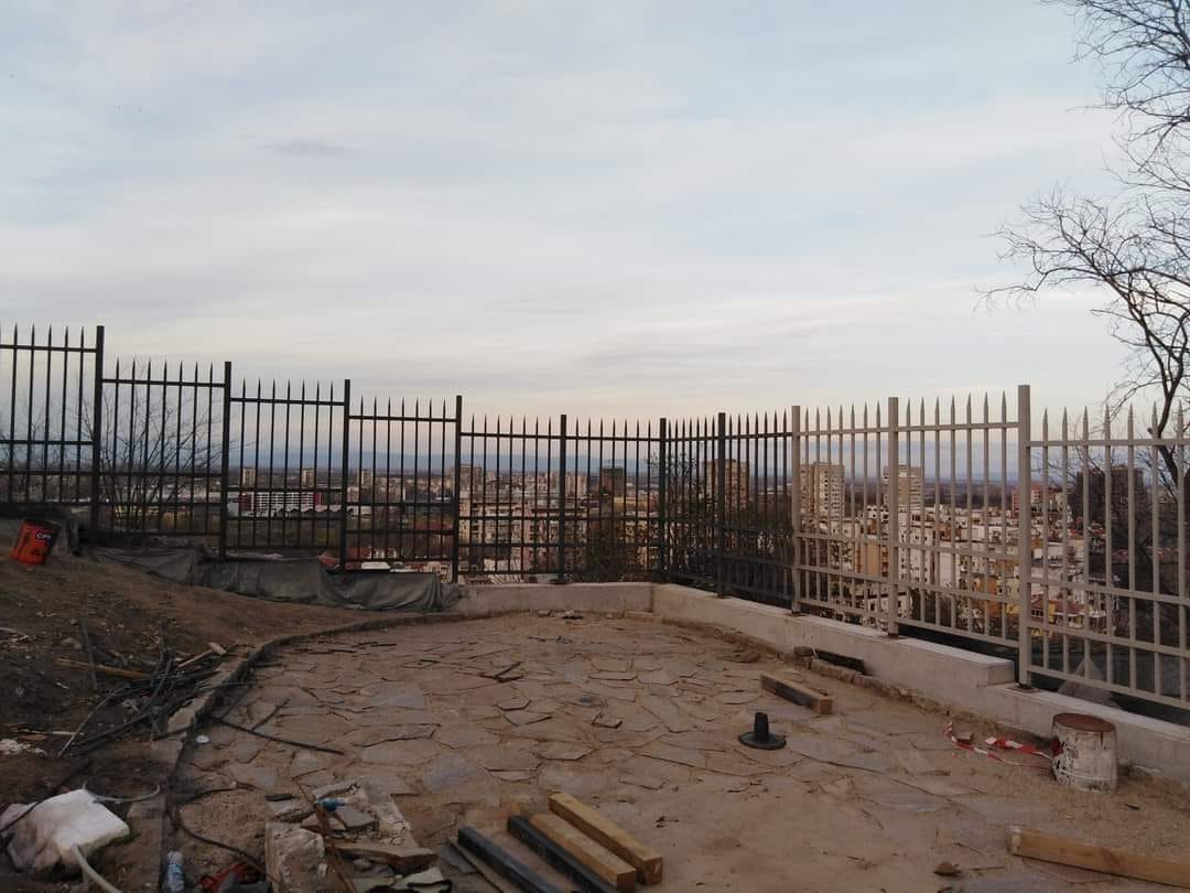 Пловдивчани: Ограда и бетон! Боже, какво става с Небет тепе? (снимки)