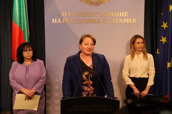 Теменужка Петкова, Деница Сачева и Рая Назарян от преговорния екип на ГЕРБ.