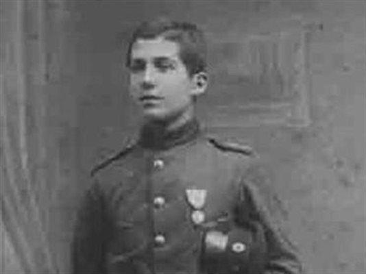 През Първата световна война Асен служи като боен пилот.
