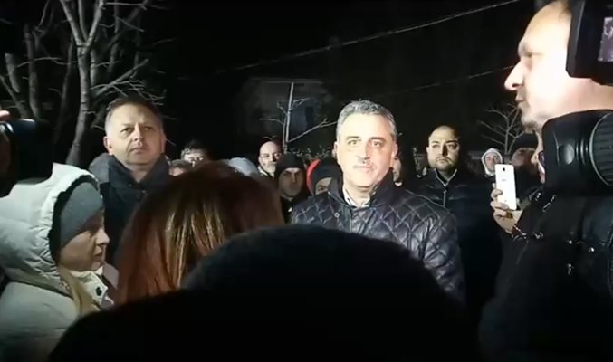 Недоволни протестират срещу циганския терор във Войводиново