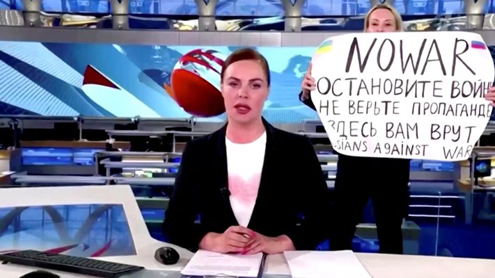 Марина Овсянникова се появи изненадващо по време на централната емисия “Новини” на руския “Първи канал”.
