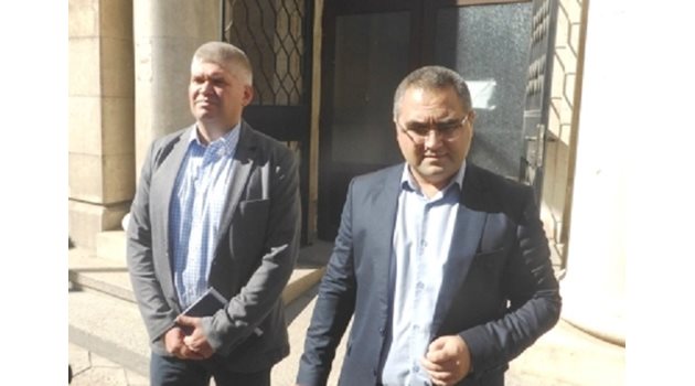 Окръжният прокурор на Враца Владимир Сираков /вдясно/ на брифинг заедно с шефа на ОД на МВР във Враца Цветко Нино.