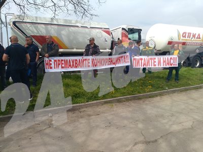 Собственици на бензиностанции и търговци на горива излязоха на протест като блокираха изхода на Пловдив. СНИМКИ: Авторката