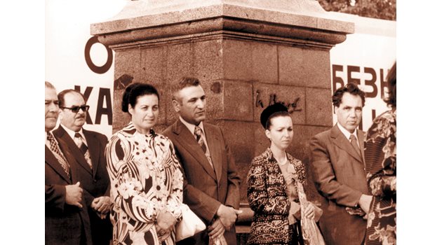 Александър Лилов в компанията на Людмила Живкова (вдясно) и Дража Вълчева.  Най-вдясно е Георги Джагаров.