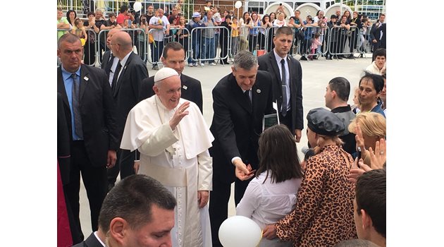 Папата благослови хиляди по време на визитата си в Раковски.