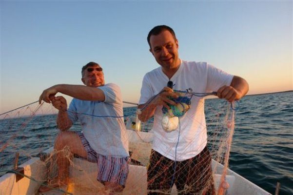 “Таралежи с мрежи” - така са кръстили тази своя снимка Севлиевски и Емил Кошлуков през 2009 г., тъй като бодливото животно е емблема на “Новото време”. Настоящият шеф на БНТ обаче предпочита да маринова рибата, вместо да я лови.