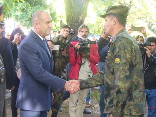 Както се полага на върховен главнокомандващ, първо военните посрещнаха Румен Радев в Стара Загора. 
