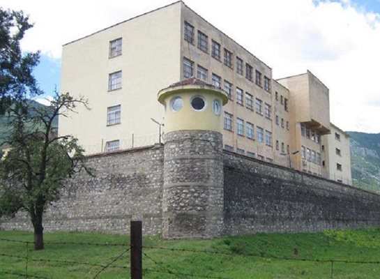 Определението на Врачанския окръжен съд подлежи на незабавно изпълнение с привеждане на задържания в следствения арест към затвора във Враца.