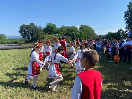 Деца извиха хора до лавандуловите полета в Брезово.