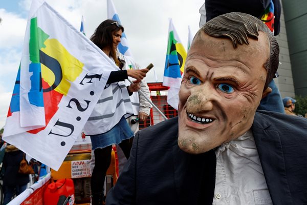 Нови протести във Франция, гневът срещу Макрон расте
Снимка: Ройтерс