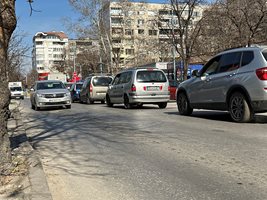 Колони от автомобили се движат през целия ден по улиците на Пловдив.