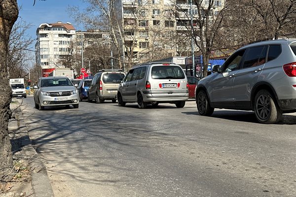 Колони от автомобили се движат през целия ден по улиците на Пловдив.