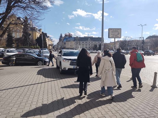 Кола на Румен Гечев пречи на пешеходци СНИМКИ: Николай Литов