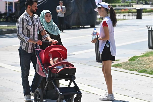 Доброволци на Столичната организация на Българския Червен кръст (БЧК) раздаваха безплатно вода на хората