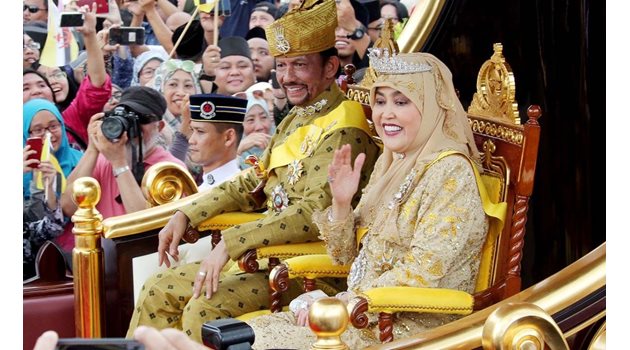 Султанът на Бруней Хасанал Бокиах с една от съпругите си.