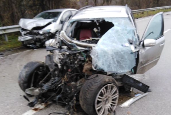 Според първоначални данни катастрофата е станала при изпреварване между два автомобила. Снимка Фейсбук/Диана Русинова