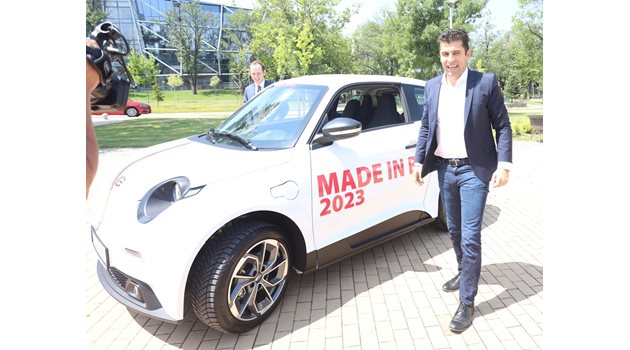 Кирил Петков като икономически министър през 2021 г. обяви германската инвестиция и показа един от очакваните модели за производство.